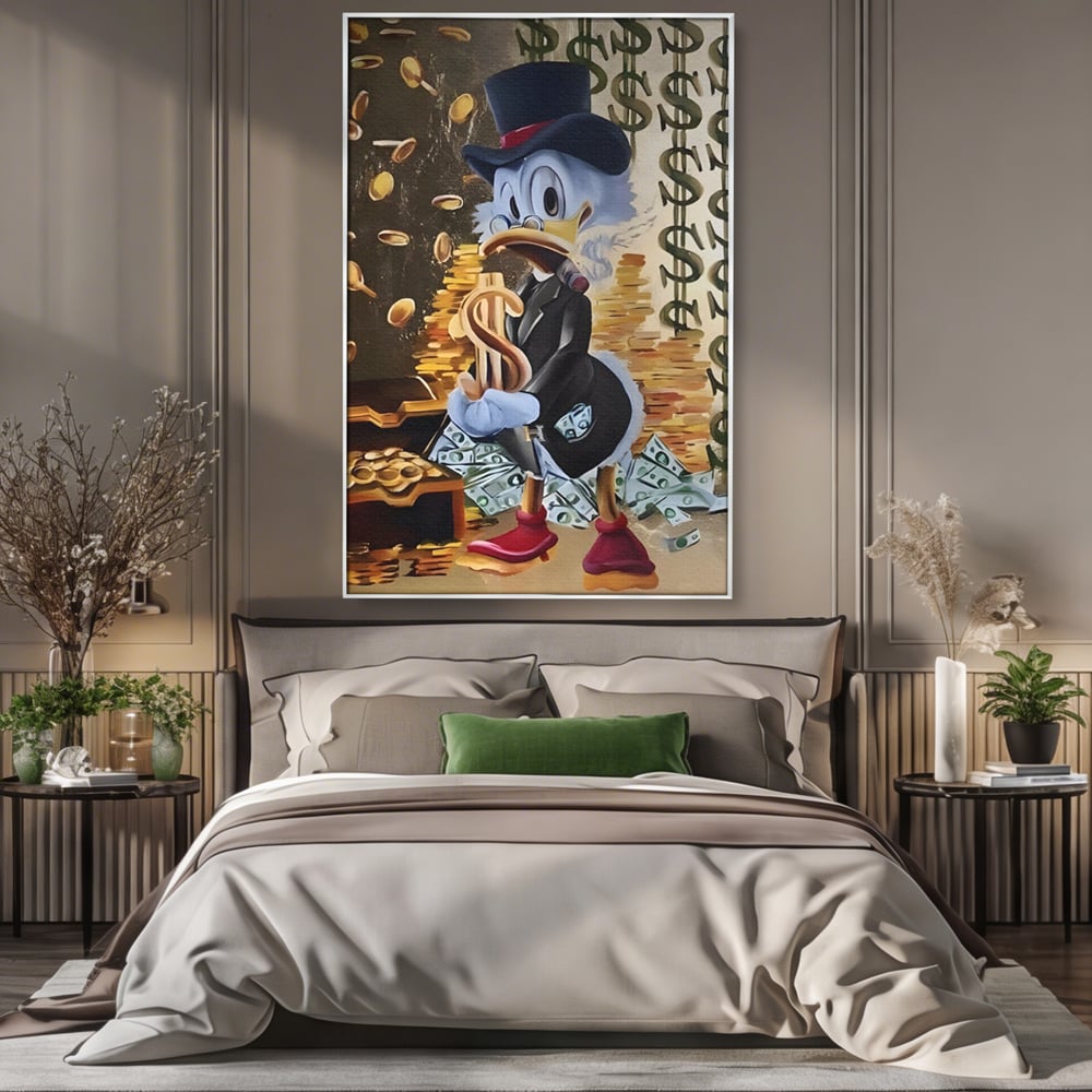 Tablou canvas cu tablou canvas cu scrooge duck si bani, in rama de aluminiu argintiu, pe perete intr-un dormitor